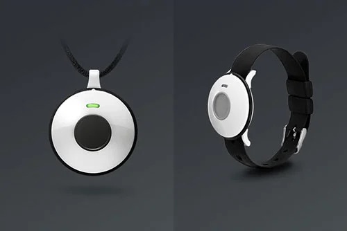 Le bouton d'appel étanche, présenté en bracelet et en médaillon.