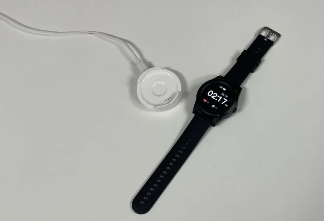 La montre déposée sur son socle de recharge.